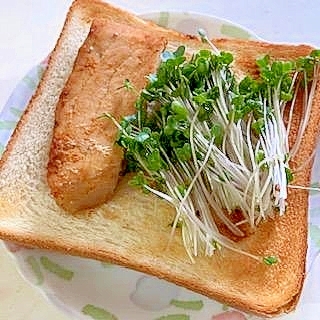 豚の味噌漬け焼きとブロッコリースプラウトのトースト