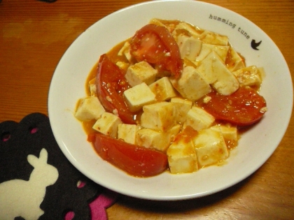 柔らかくなっちゃったトマト使ったんですがソースになじんで美味しかったです。トマトにお豆腐が合うのかなぁ～と思いましたが、、合います！( ﾟv^ ) ばっちり～