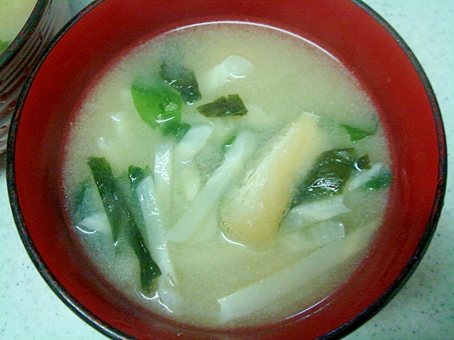 キャベツの芯とワカメ、あげの味噌汁