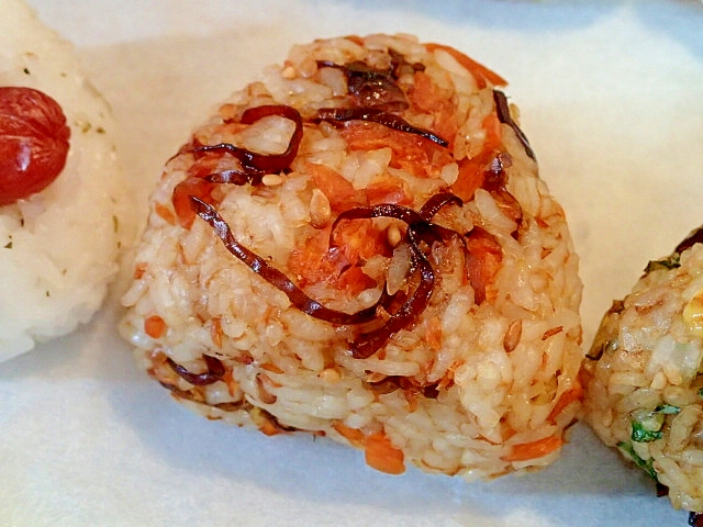 胡麻油香る　鮭と昆布佃煮と亜麻仁の焼きおにぎり♬