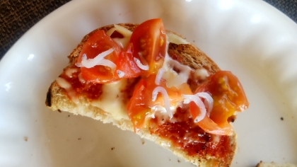 トマトとしらすのピザトースト