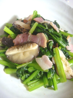 シイタケが美味しくなる小松菜とベーコンの炒め物