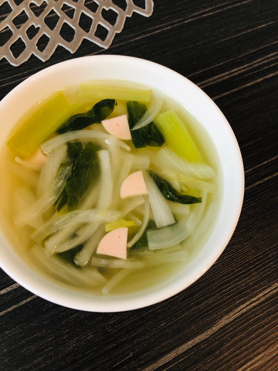 魚肉ソーセージと玉ねぎと小松菜の洋風スープ