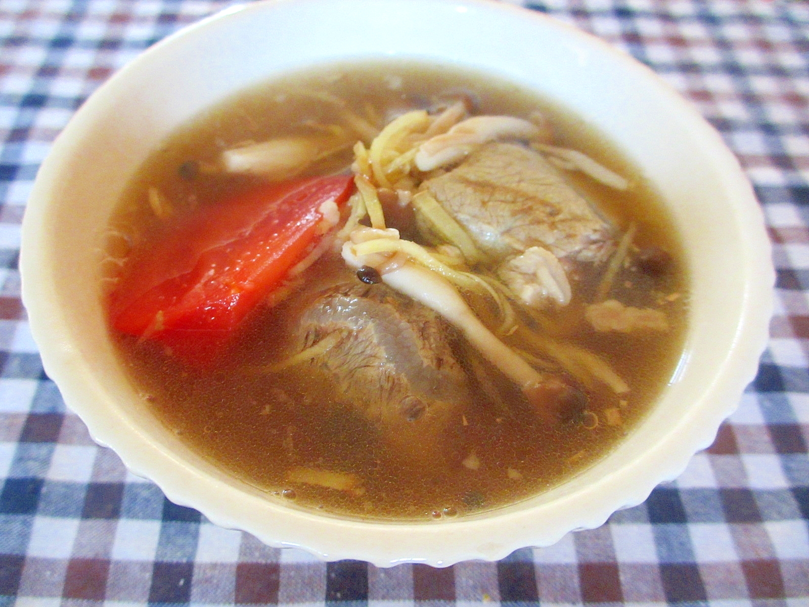 牛スネ肉としめじとトマトの生姜スープ