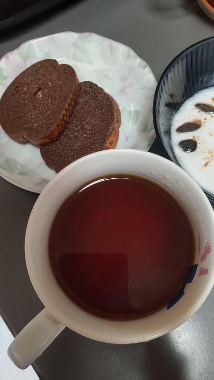 デニッシュパンとホットヨーグルトと紅茶の朝食