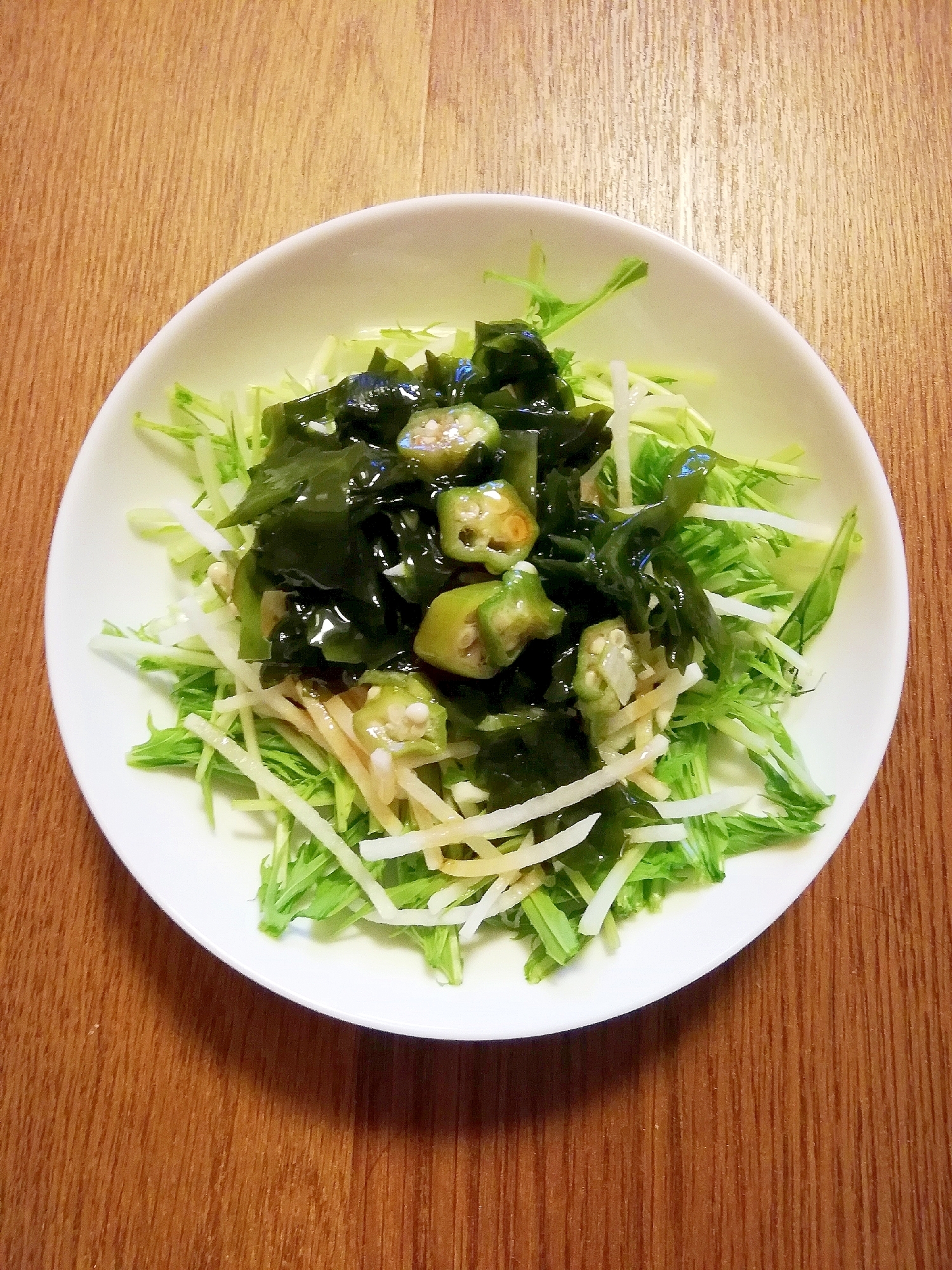 水菜と大根とオクラとわかめのサラダ