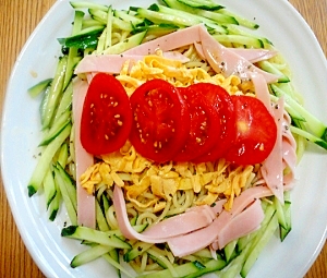 トマトがメインの冷やし中華☆バジル風味ダレで