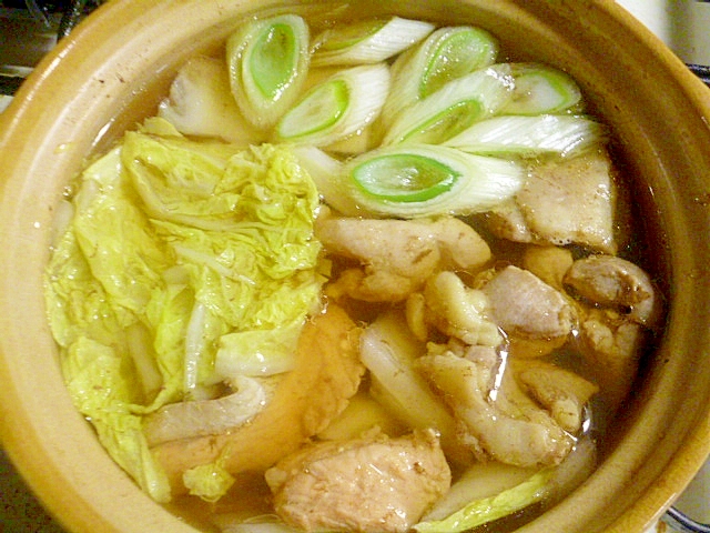 一人用土鍋で♪鶏もも肉と鮭と白菜と長ネギの寄せ鍋