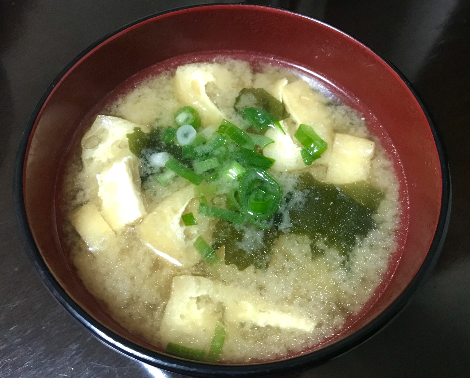 油揚げとわかめの味噌汁