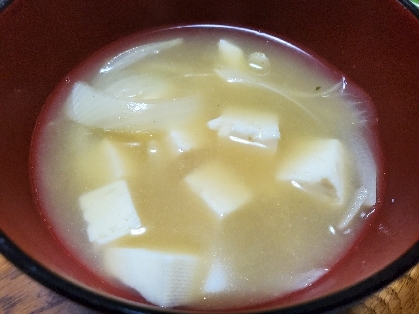 豆腐とわかめとネギと玉葱のお味噌汁