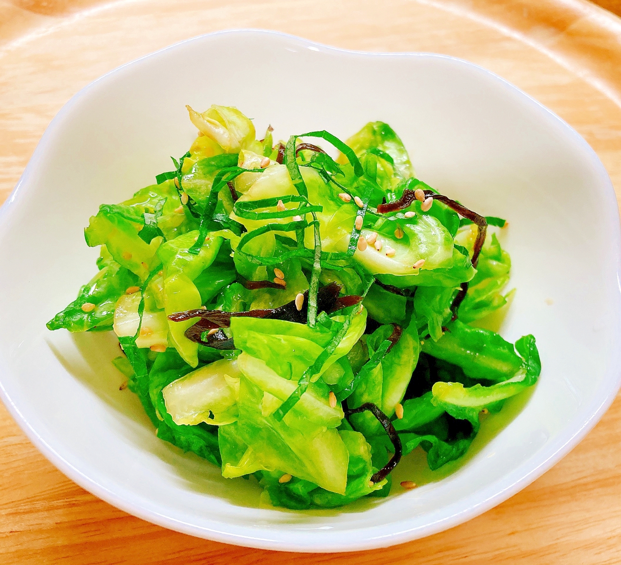 白い皿に盛られた、キャベツと大葉と塩昆布のナムル