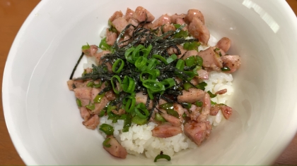 ご飯の上に刻み海苔と一緒に乗せました！
ご飯が進みます（＾_＾）