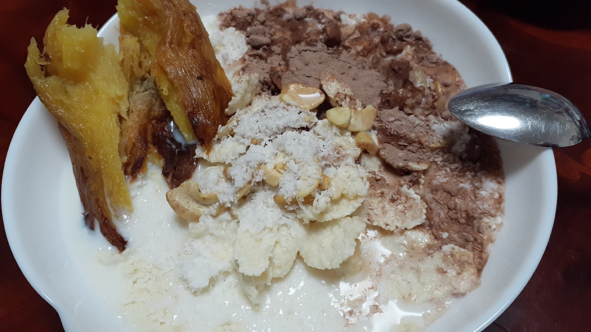 ココナッツシリアルと焼き芋のせ食物繊維朝食♪