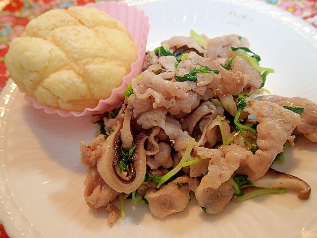 豚・椎茸・水菜ソテーとメロンパンのワンプレート♬
