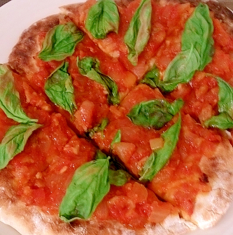 トマトソースとバジルのシンプルピザ