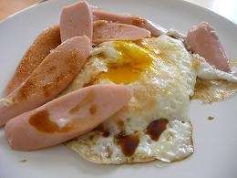 朝食に!カリカリ魚肉ソーセージの目玉焼き