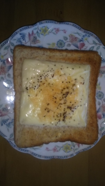 とろけるチーズ＆黒コショウのトースト
