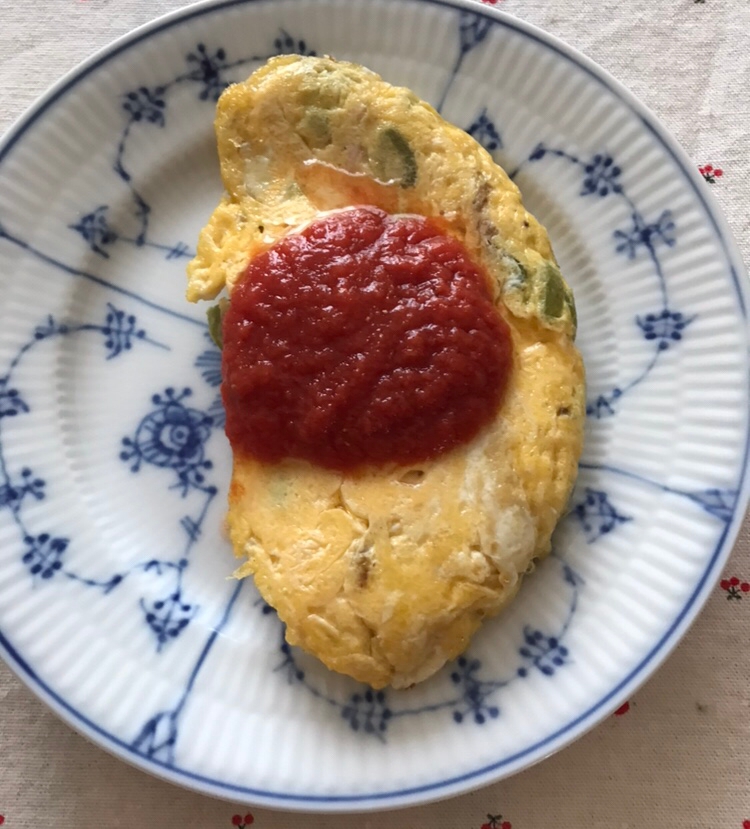 魚肉ソーセージとスナップえんどうのオムレツ