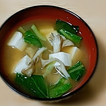 きのこと葉物野菜の味噌汁