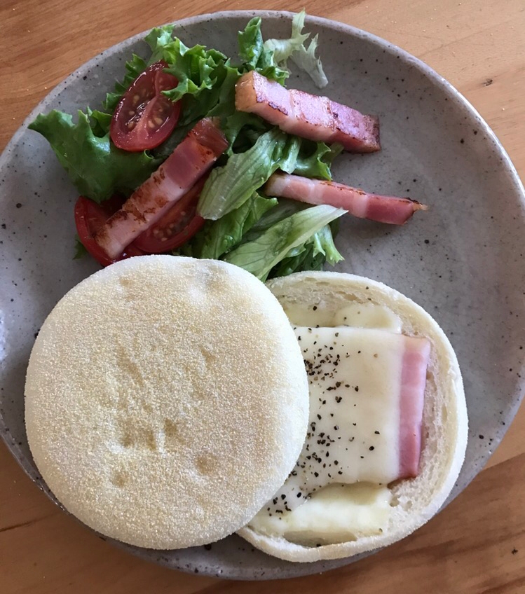 マフィンベーコンチーズトーストの朝ごはん