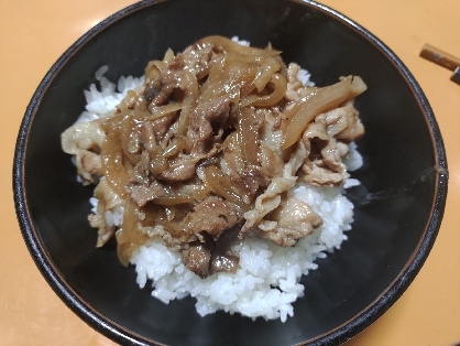 隠し味は焼肉のタレ、甘辛い我が家のスタミナ丼