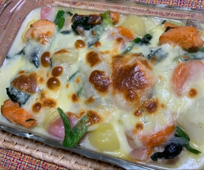 鮭とじゃが芋とほうれん草のクリーミーチーズ焼き