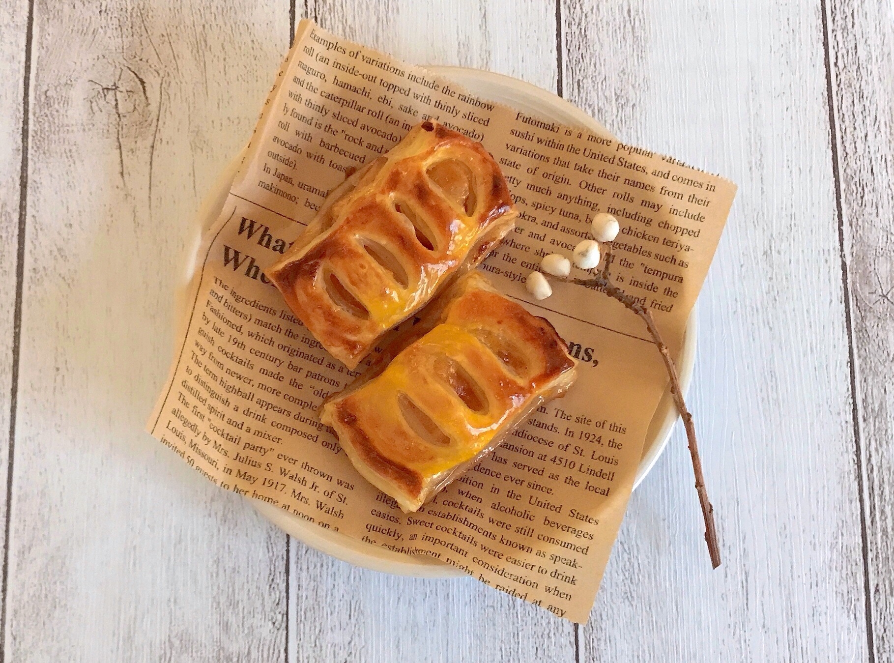 ペーパーナプキンの上にのせたふたつのシナモン香るアップルパイ