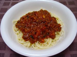 トマトとバジルのミートソースパスタ