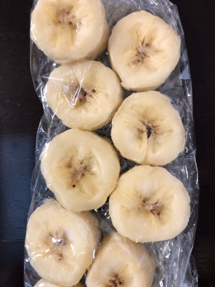 おはようございます（╹◡╹）朝食のバナナトーストで余ったバナナを冷蔵庫に緊急避難❗️便利なアイデアありがとうございます☆彡
