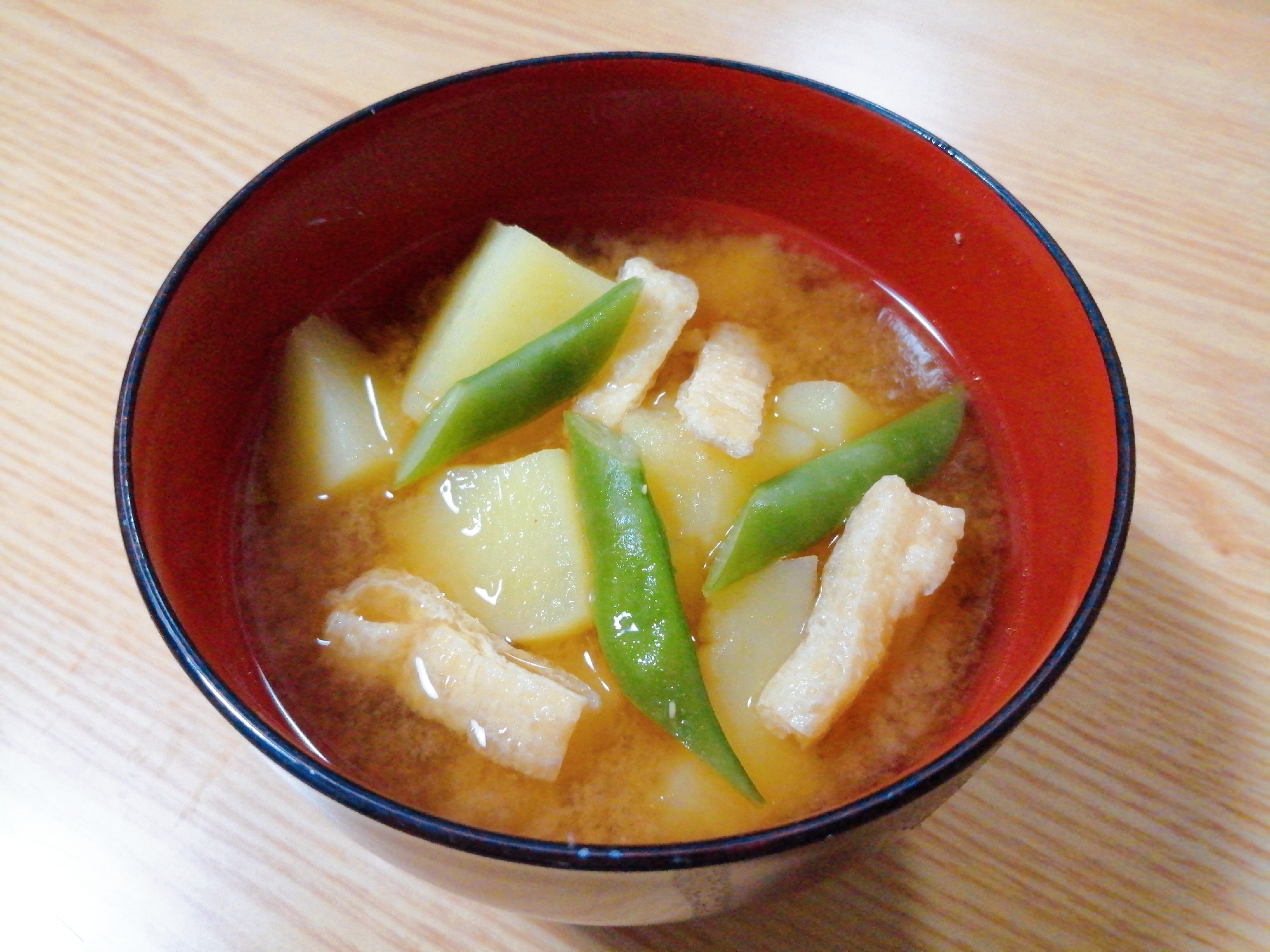 じゃがいもと油揚げといんげんの味噌汁