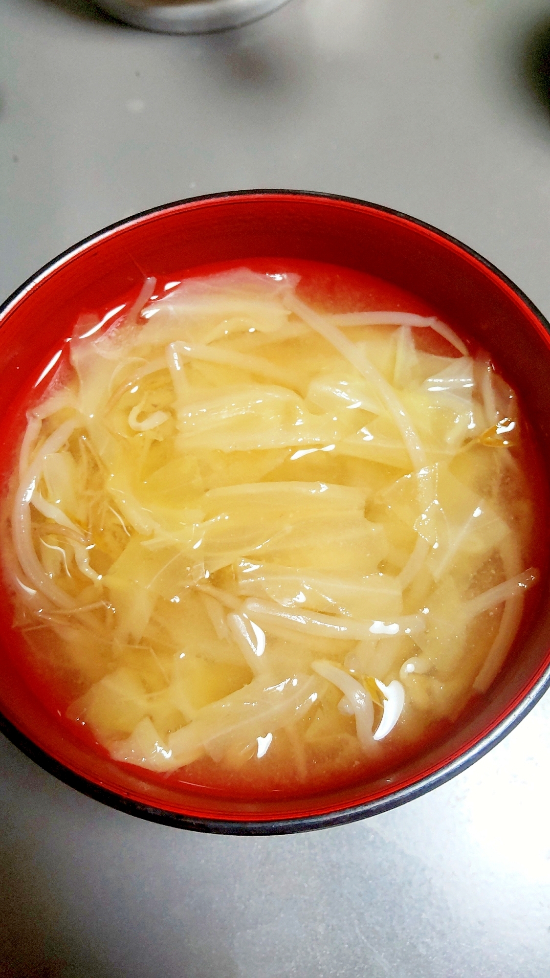 芯まで食べきりキャベツともやしの味噌汁