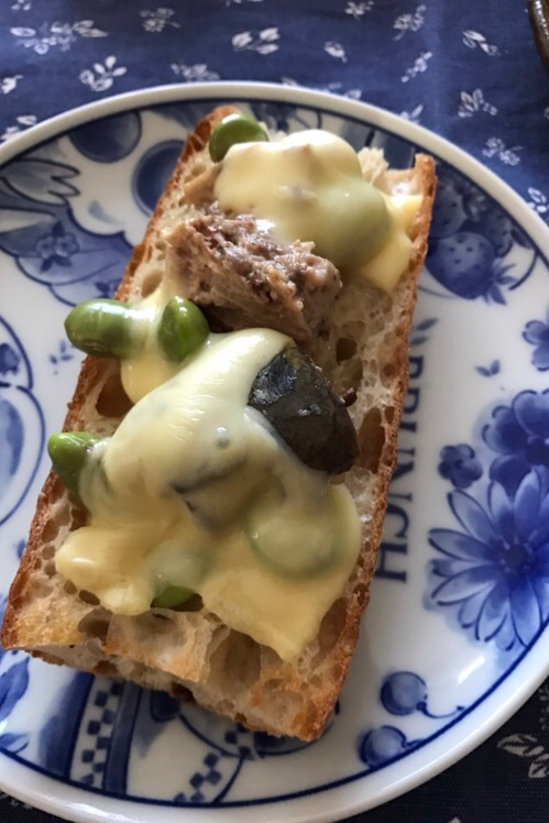 鯖缶と枝豆のガーリック炒めのチーズバケット