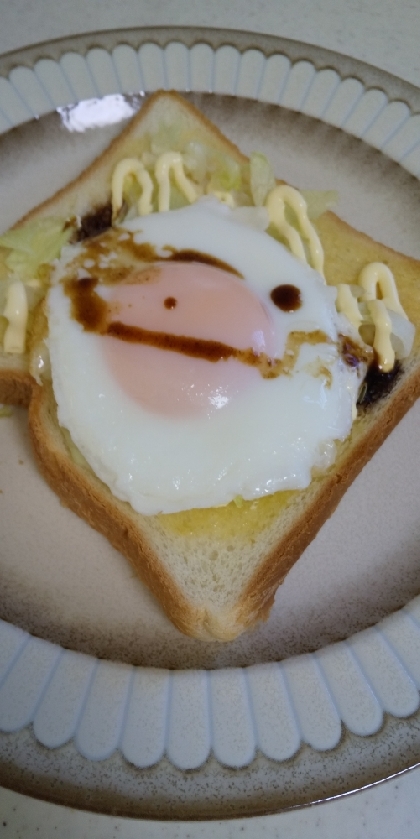 休日の朝御飯に美味しくいただきました☆久しぶりにうまく目玉焼きが作れました～♪嬉しい美味しいでーすヽ(〃´∀｀〃)ﾉ