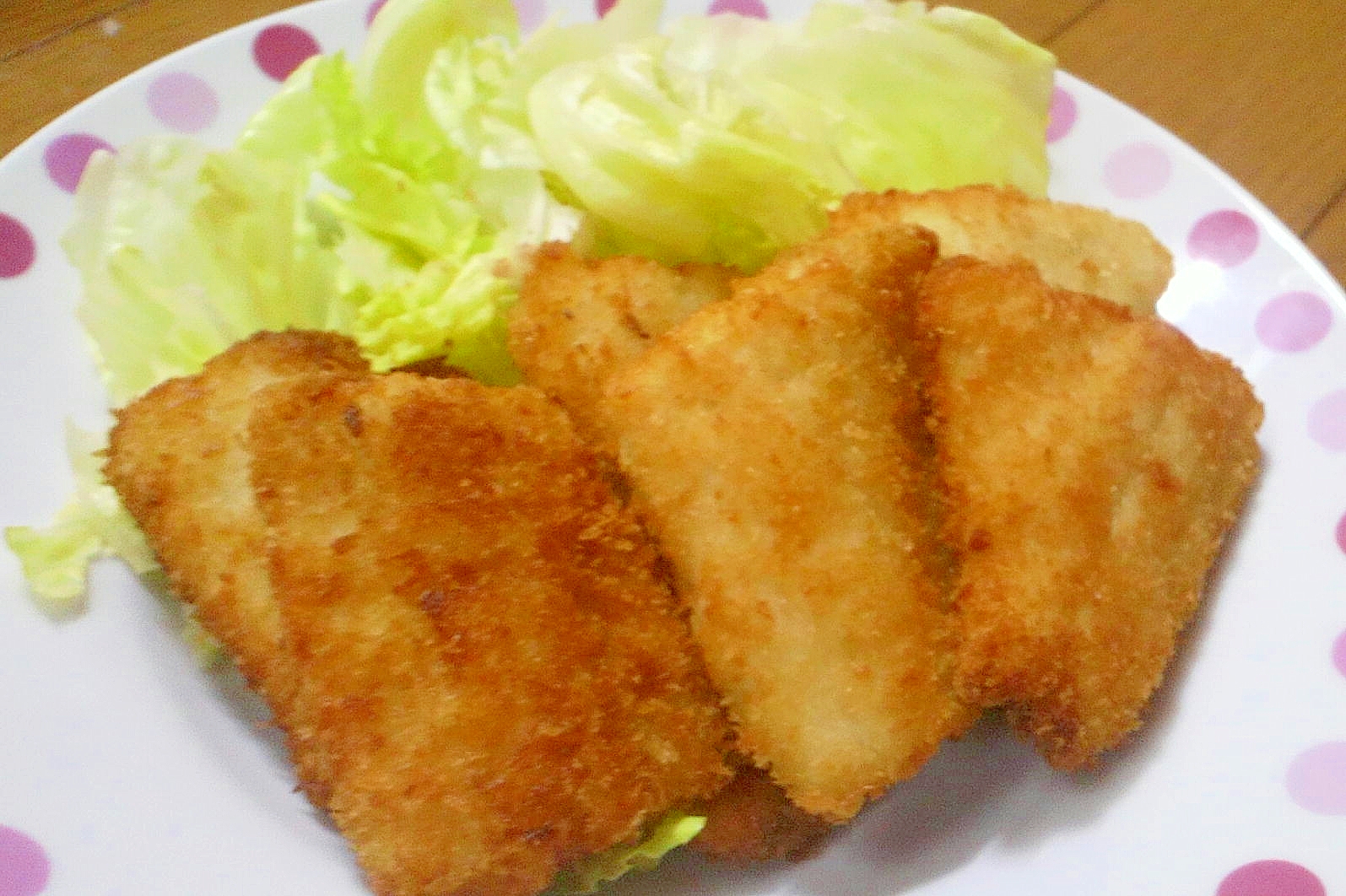 器に盛られたニジマスのフライ