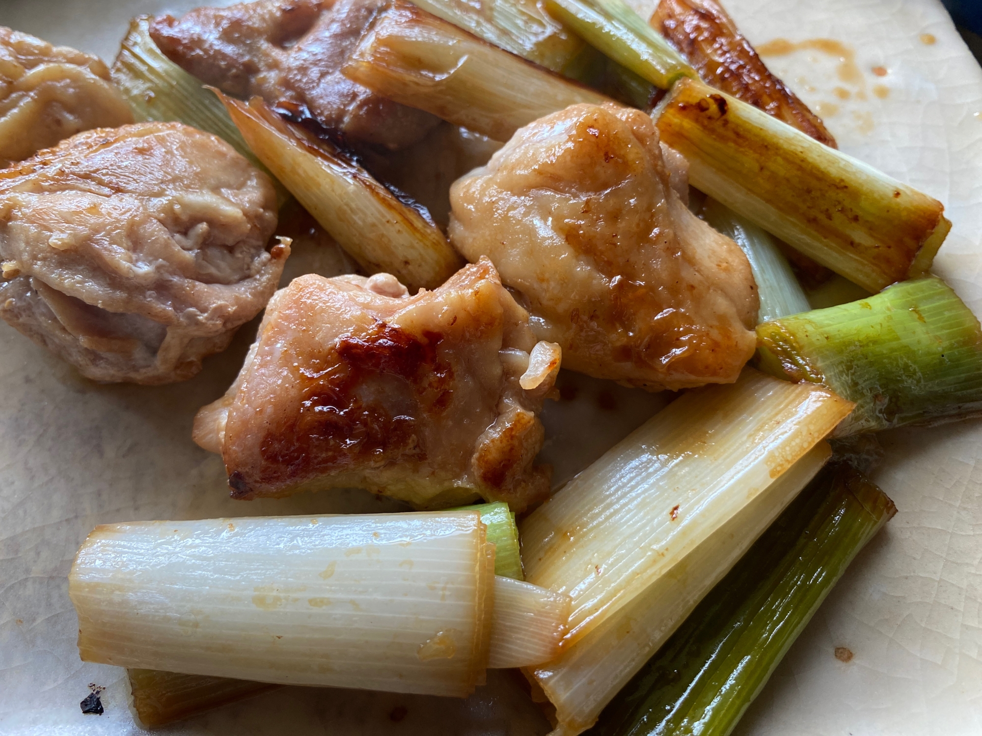 おつまみにぴったり！串に刺さない焼き鳥ネギマ