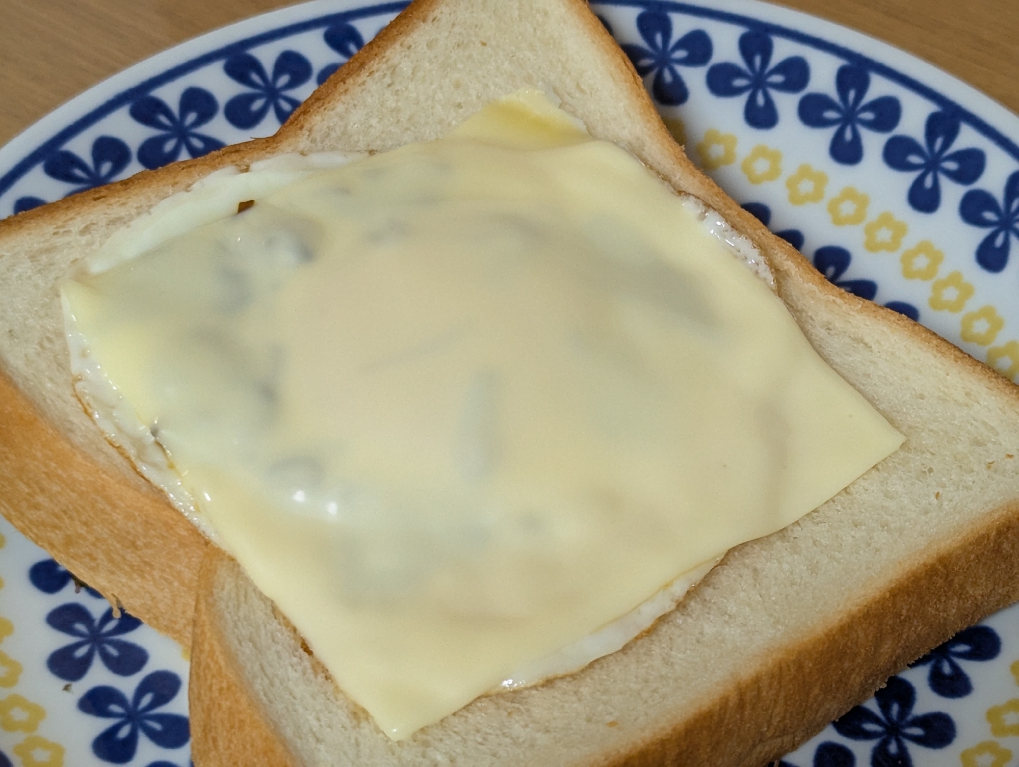塩昆布目玉焼にチーズのせトースト