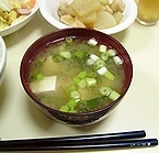 豆腐と大根葉と小ねぎの味噌汁