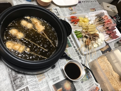 おうちで初串カツ！！
甘辛いソースでジューシー串カツ食べました。とくに豚やじゃがいもに合うソースでした！