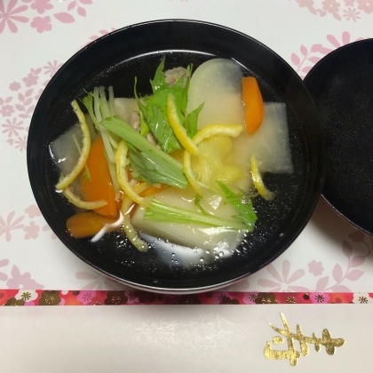 白だしで作りました。白だし美味しいです。具は白菜、水菜なども入れました！