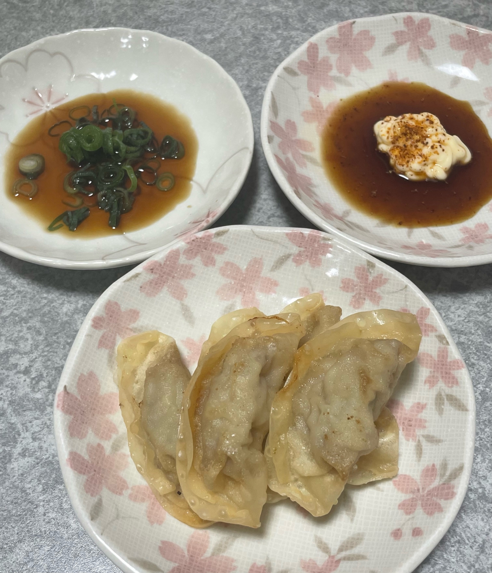 市販の餃子を素揚げ 七味醤油マヨとネギポンで食べる