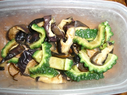 初めてゴーヤの料理を作りました。冷凍すると野菜の水分がしっかりとれていいですね。
ゴーヤの漬物色々試したいと思います。