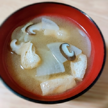 大根、しいたけ、油揚げ、のお味噌汁