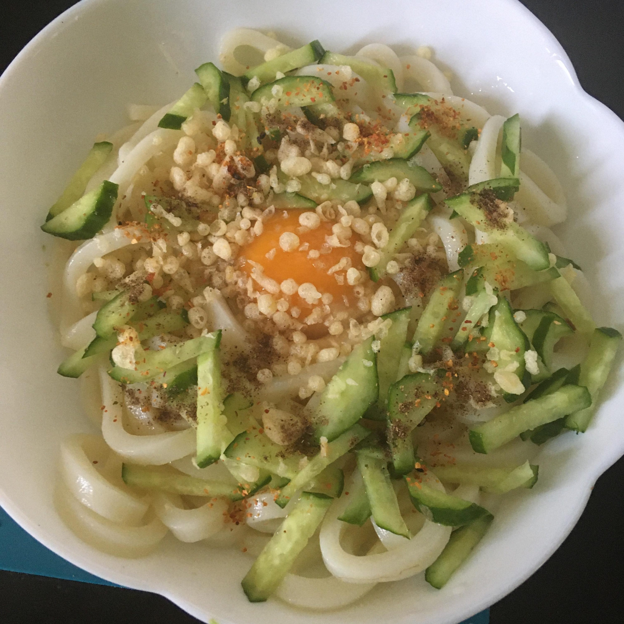 きゅうり、揚げ玉、花椒の冷やし月見うどん