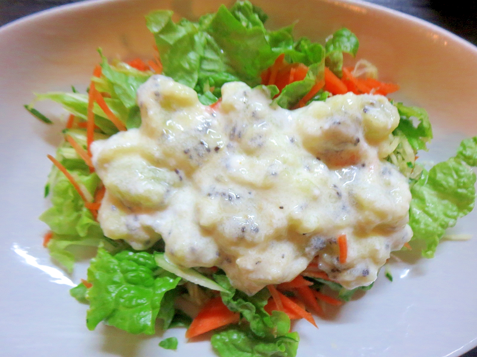 キウイドレッシングの生野菜サラダ