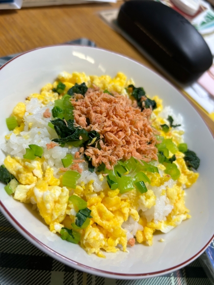 生姜がポイント♪鮭と小松菜の☆3色丼