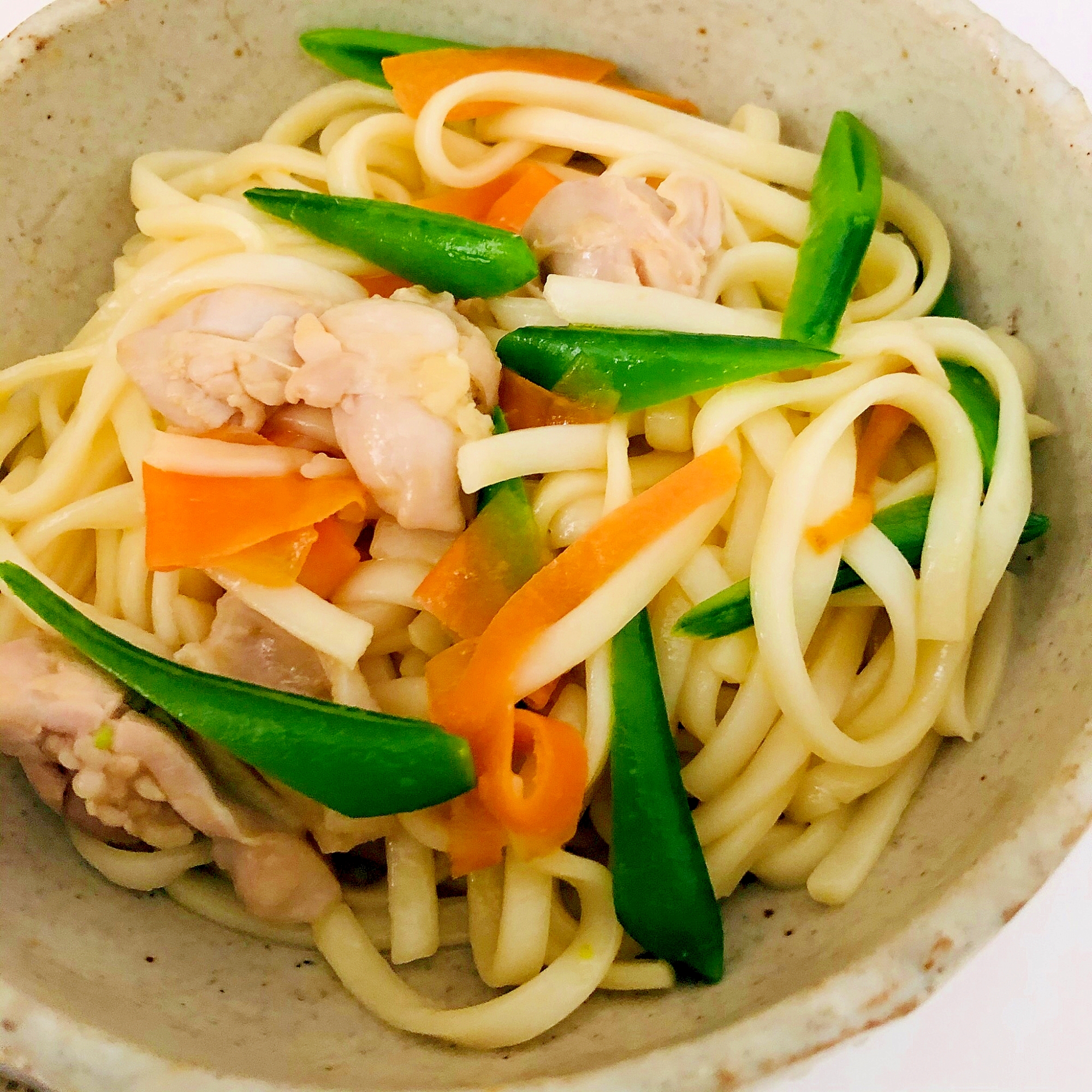 鶏肉と人参とスナップえんどうの焼きうどん