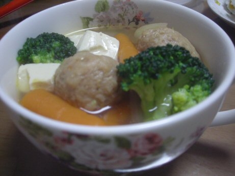 肉団子・ブロッコリー・豆腐のスープ