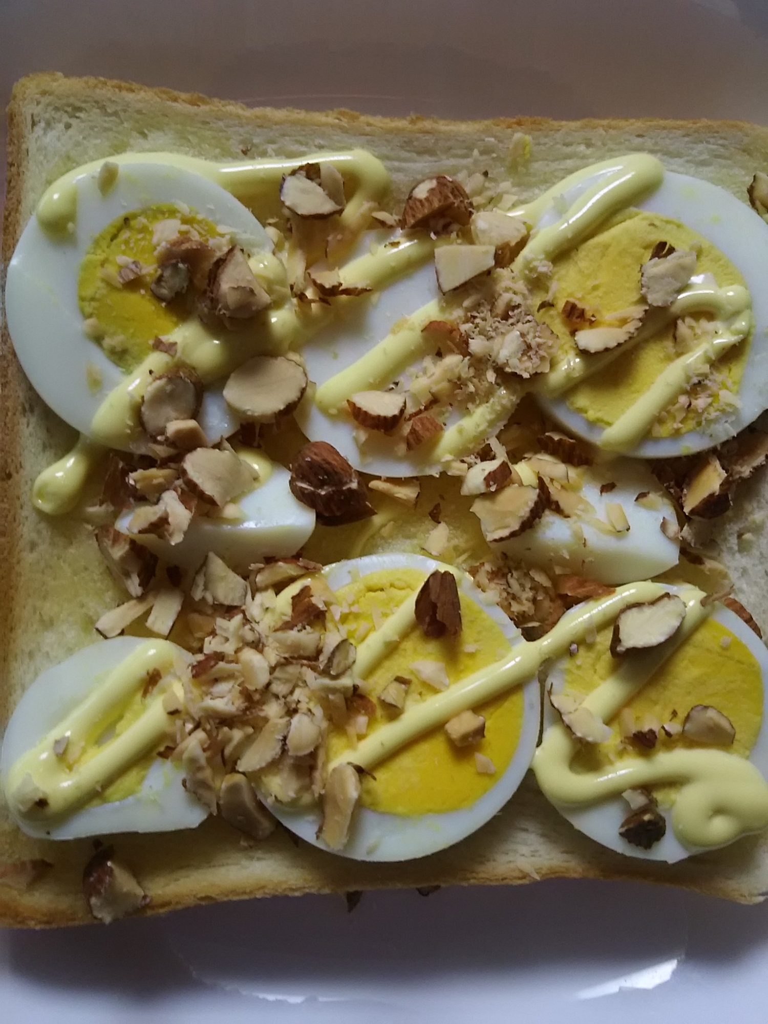 ゆで卵とアーモンドのトースト(^^)