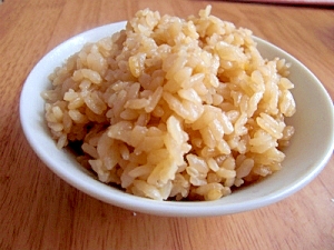 白い器に入った桜飯