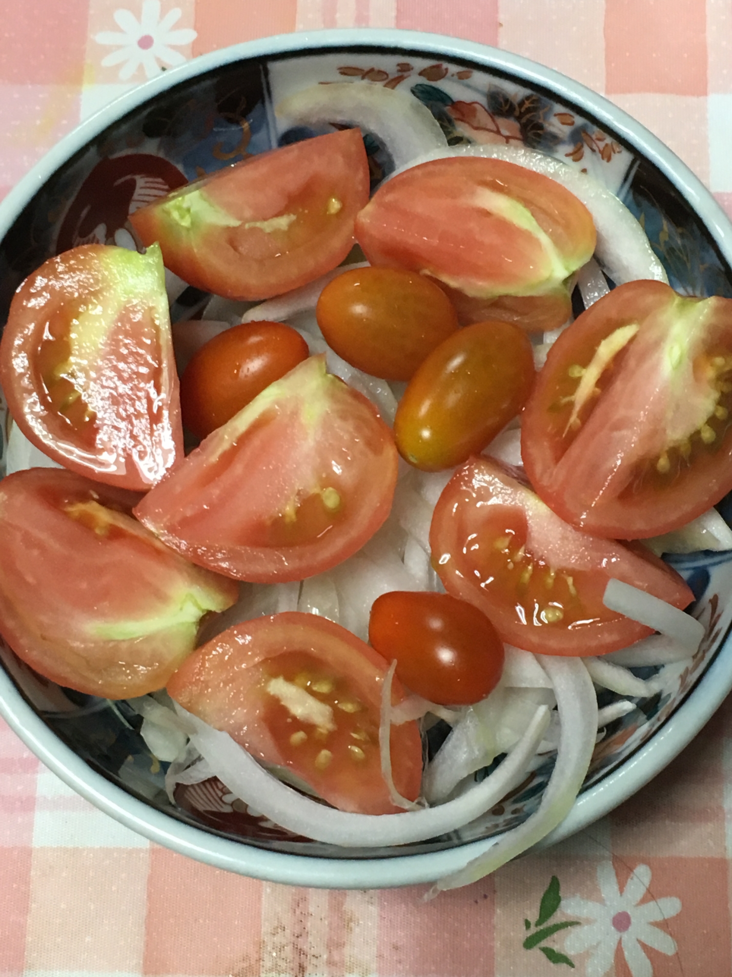 トマト、玉ねぎ、ミニトマトのサラダ